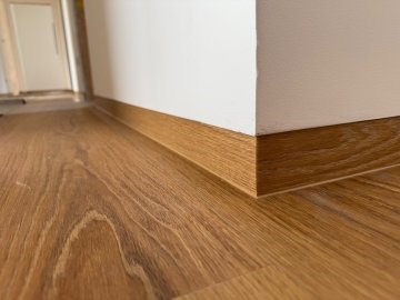 Realizace vinylové podlahy se zapuštěnými soklovými lištami v rodinném domě